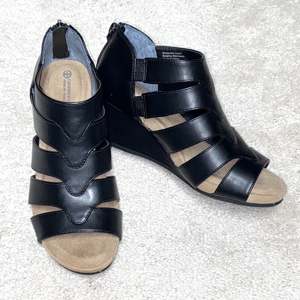 NWOT Giani Bernini wedge sandals